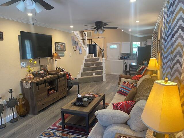 StockYards-BBobs-4mins-GrayLee House.4-BR-TCU near gallery image 2