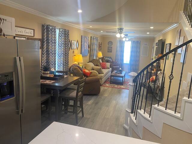 StockYards-BBobs-4mins-GrayLee House.4-BR-TCU near gallery image 3