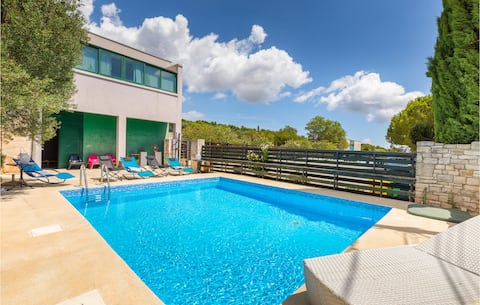 Awesome home in Pula with sauna