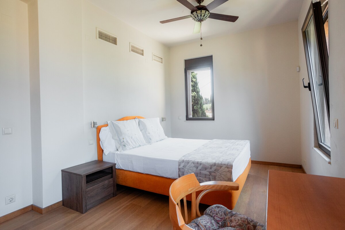 Spavaća soba B' s bračnim krevetom i radnim stolom za prijenosno računalo.