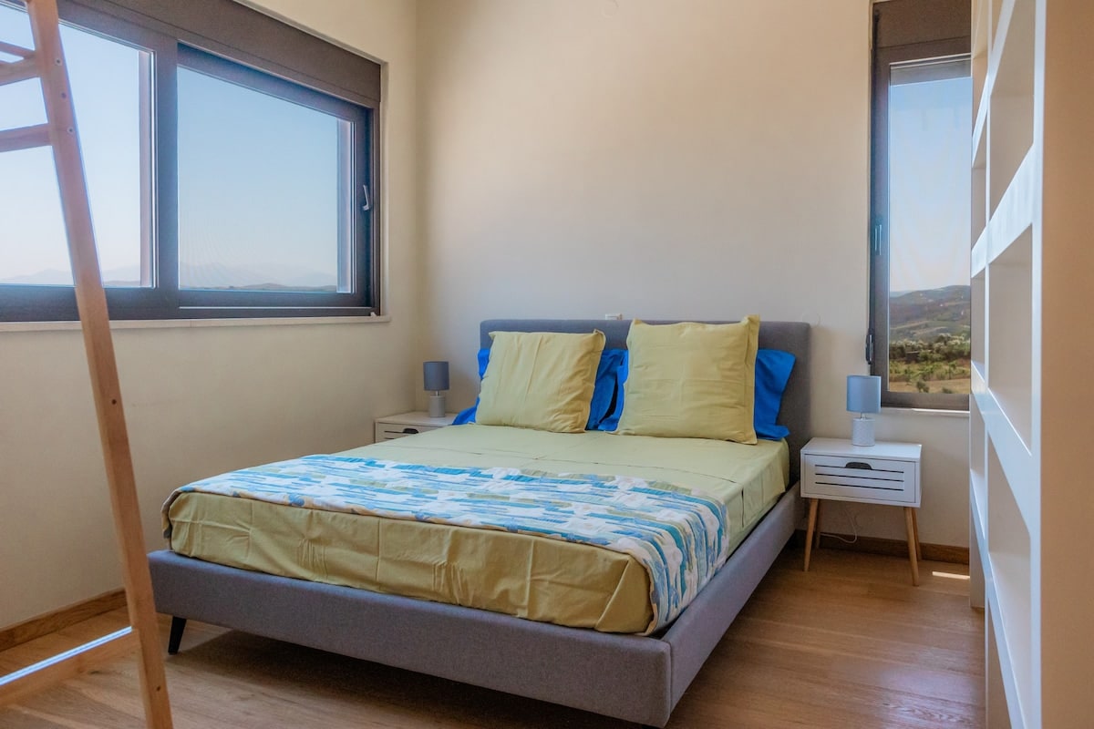 Mnogo svjetla i pogleda u spavaćoj sobi C'