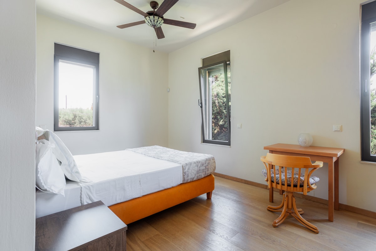 Spavaća soba B'dodatno je opremljena stropnim ventilatorom.