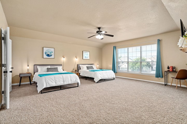 Chambre principale avec deux lits queen size. 