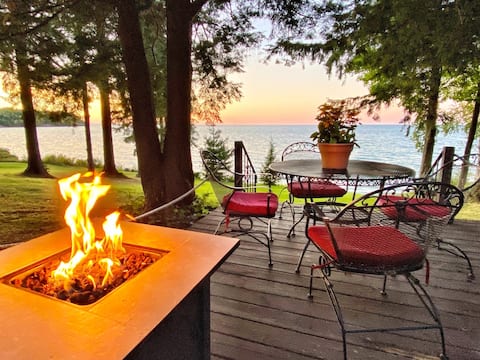 Lakefront Pine Cottage • Hot Tub & Fire Pit