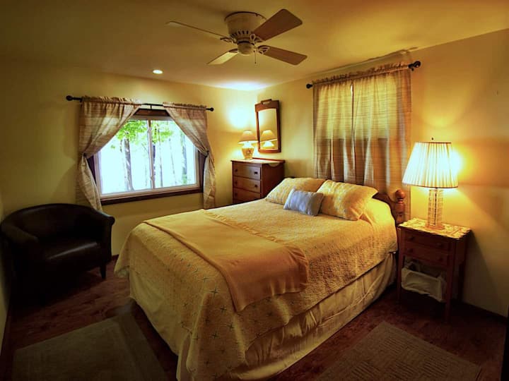 Master Bedroom ina mwonekano wa ziwa na kitanda aina ya King.