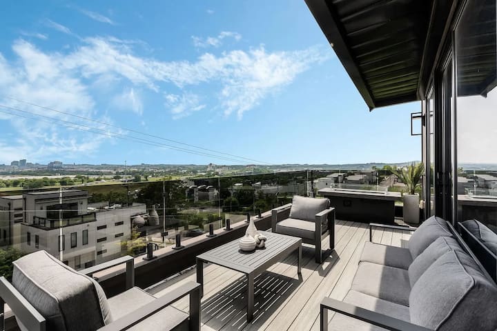 Huge Rooftop, Skyline Views, Five Mins to Stadium gallery image 2