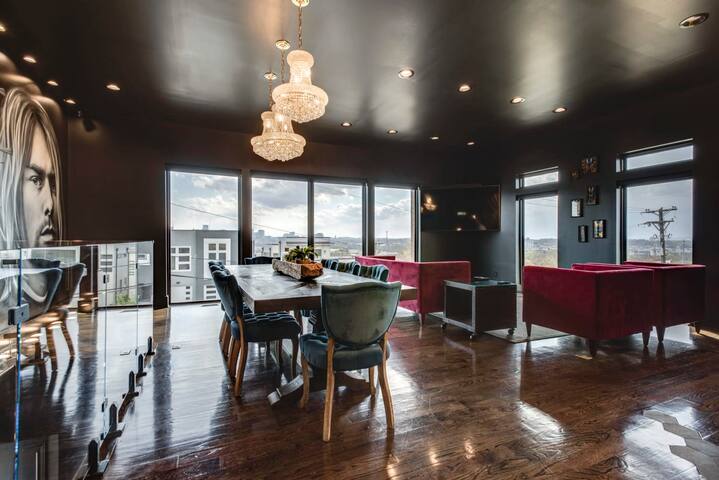 Huge Rooftop, Skyline Views, Five Mins to Stadium gallery image 5