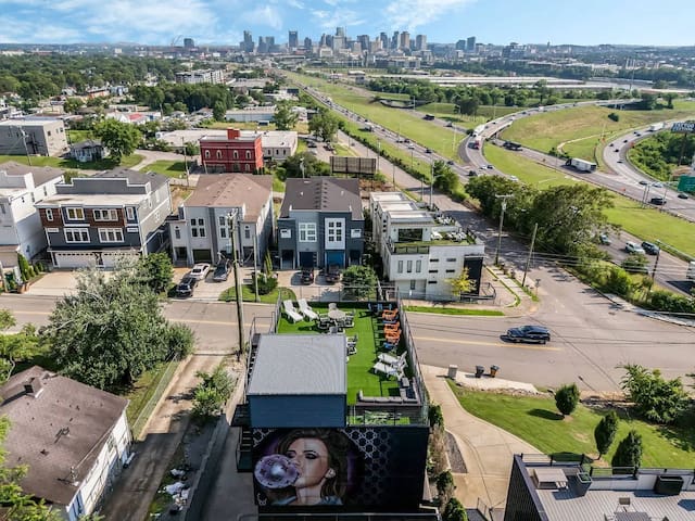 Huge Rooftop, Skyline Views, Five Mins to Stadium gallery image 4