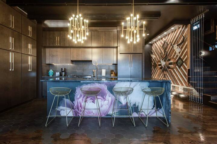 Huge Rooftop, Skyline Views, Five Mins to Stadium gallery image 3