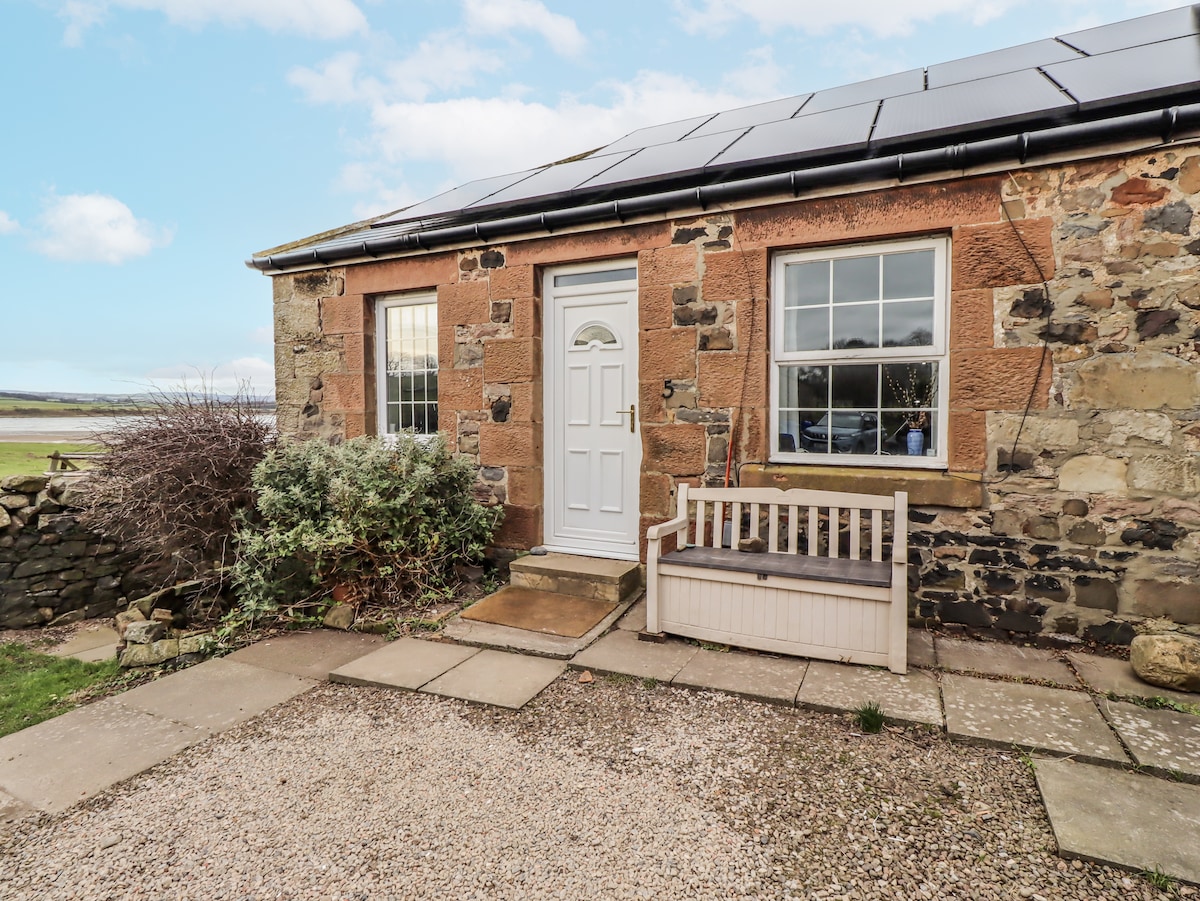 Popular Airbnb listing: Kittiwake Cottage, Budle Bay in Bamburgh