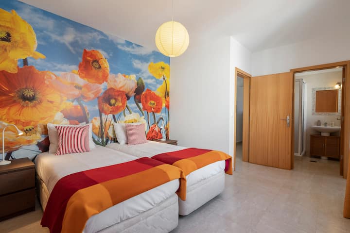 غرفة نوم بسريرين فرديين