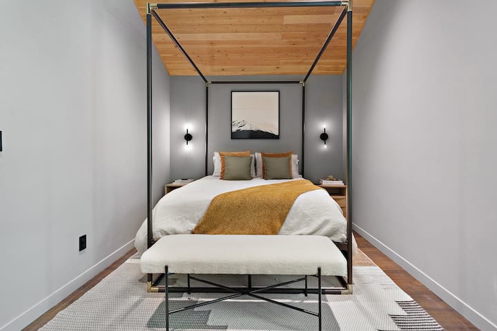 La segunda suite tiene una elegante, lujosa, con una cama con dosel.