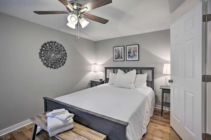 חדר שינה ראשון למטה עם מיטת קווין סייז ורהיטים נוחים