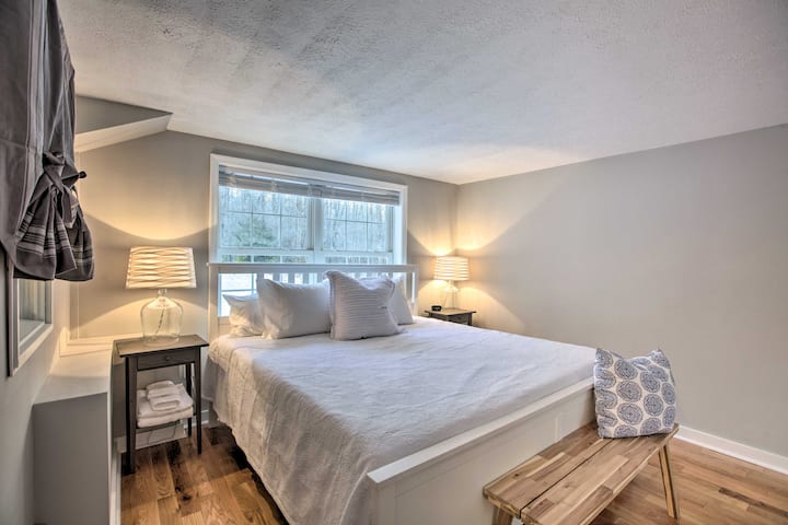 חדר שינה נוסף למטה עם מיטת קינג סייז וכניסה צדדית פרטית