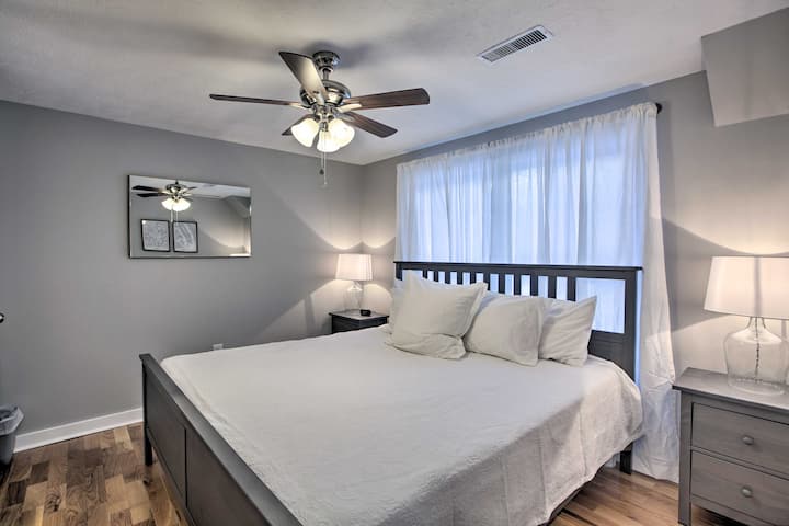 חדר שינה שני למטה עם מיטת קינג סייז וחדר רחצה צמוד פרטי