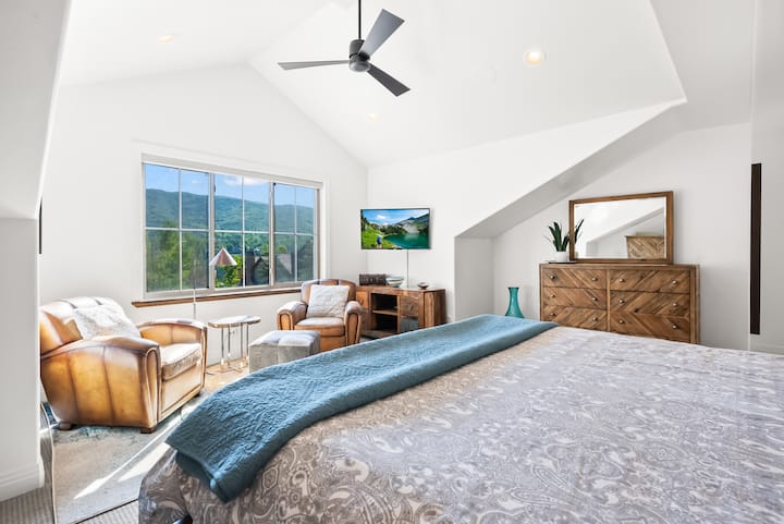 - Probudite se uz pogled na planine iz velike spavaće sobe  
– opustiti se u udobnim kožnim foteljama pored prozora kroz koji ulazi mnogo svjetlosti  
– Moderni dekor spaja udobnost s prelijepim krajolikom.