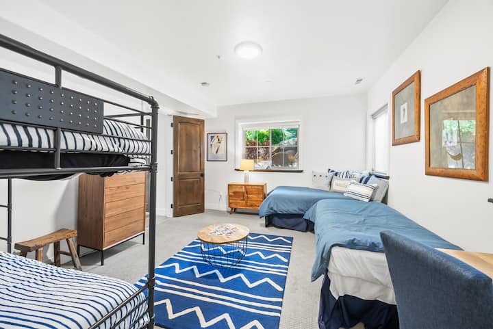 – Uživajte u sobi s krevetima na kat prikladnoj za djecu s dodatnim ležajevima  
– Udobni tepisi i sjedeće garniture čine ga zabavnim obiteljskim prostorom.  
– Veliki prozor kroz koji ulazi prirodno svjetlo i pruža pogled na vanjski prostor.