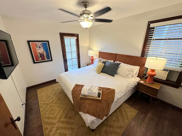 ห้องนอนพร้อมพัดลมเพดานและทีวี