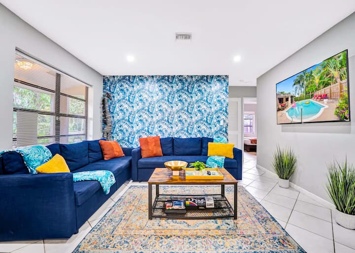 在我们的客厅，在佛罗里达风格中放松身心。 一定要拍一些有趣的团体照片