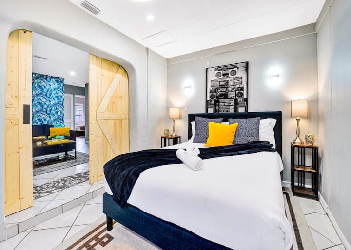 3号卧室配有滑动木门