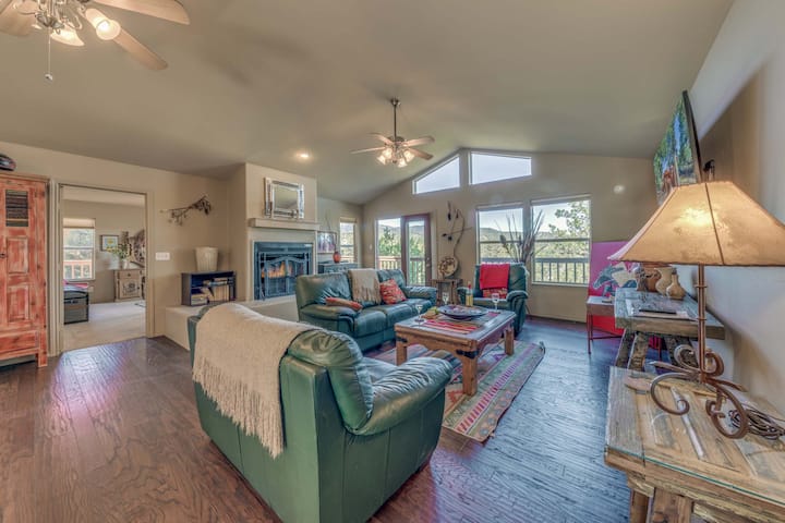 Sierra Vista | Pet Friendly, Hot Tub, Balcony! - 루이도소