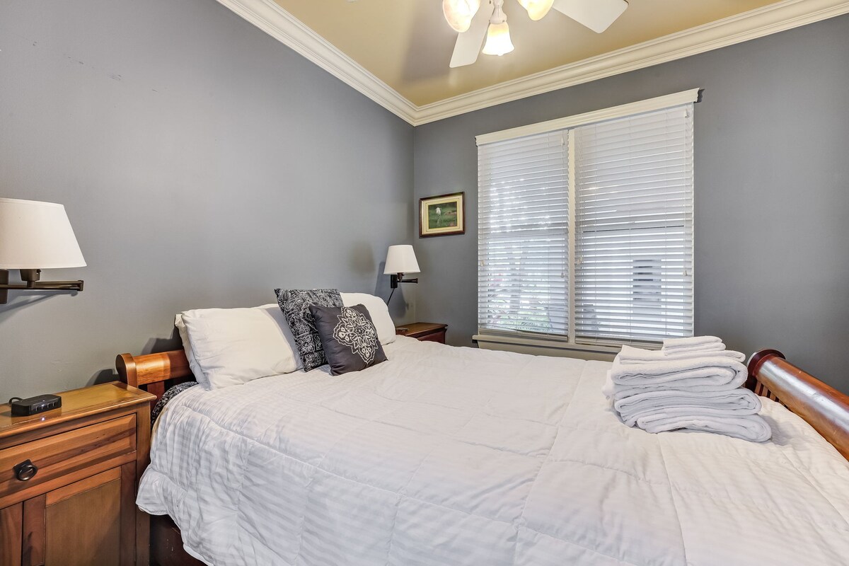 欢迎入住这间舒适的闲置卧室，欣赏花园美景