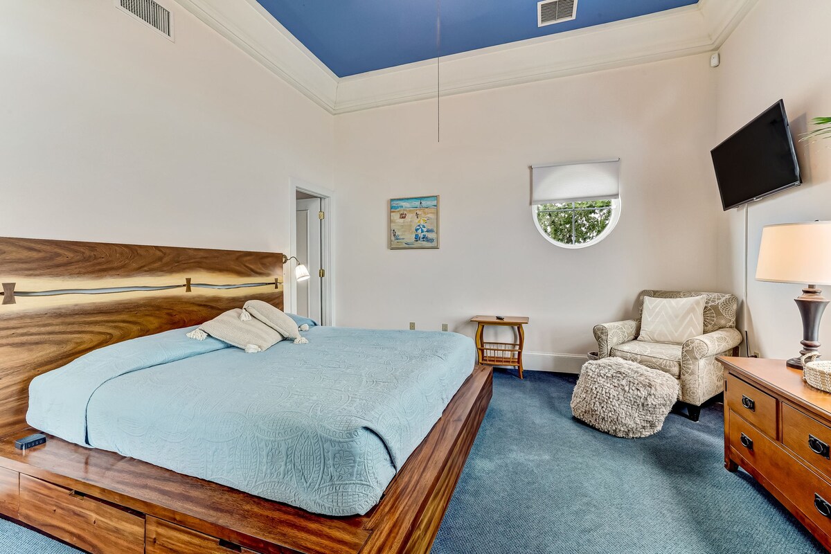 卧室配备加大双人床和智能电视