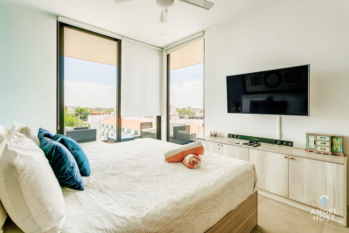 Glavna spavaća soba osvijetljena je pogledom na grad i televizorom koji se montira na zid