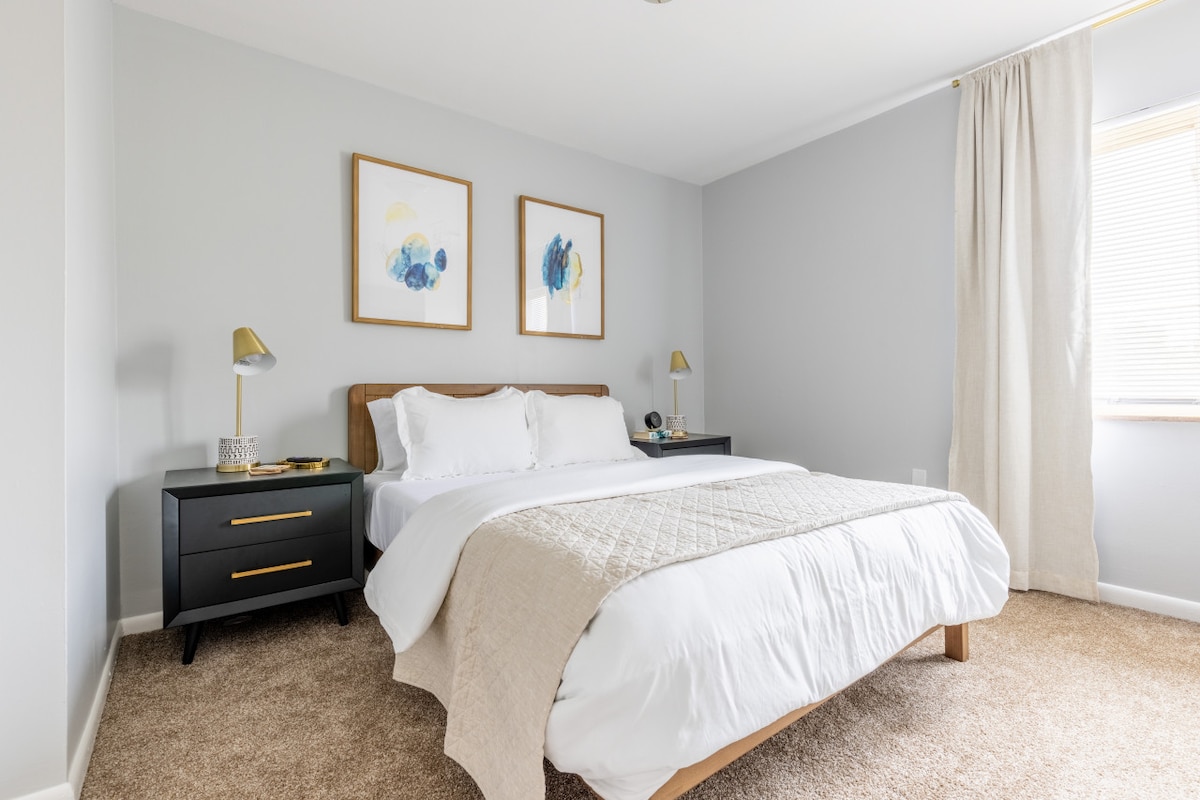 להירגע במיטה המעוצבת בקפידה שלנו ללילה של רוגע אולטימטיבי