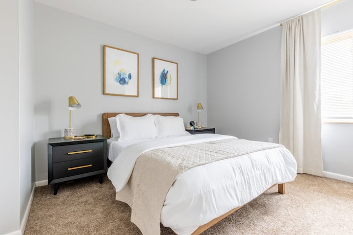 Çlodhu në krevatin tonë të projektuar me kujdes për një natë çlodhjeje