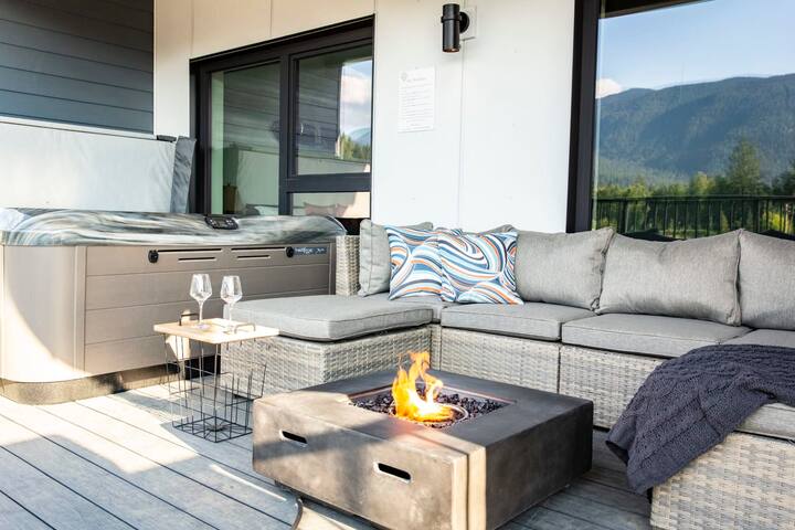 The Shred Shack - Stylish Revelstoke Condo - Revelstoke