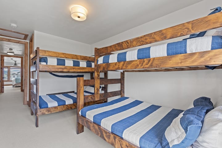 Double Bunkroom mapacha wawili juu ya vitanda kamili