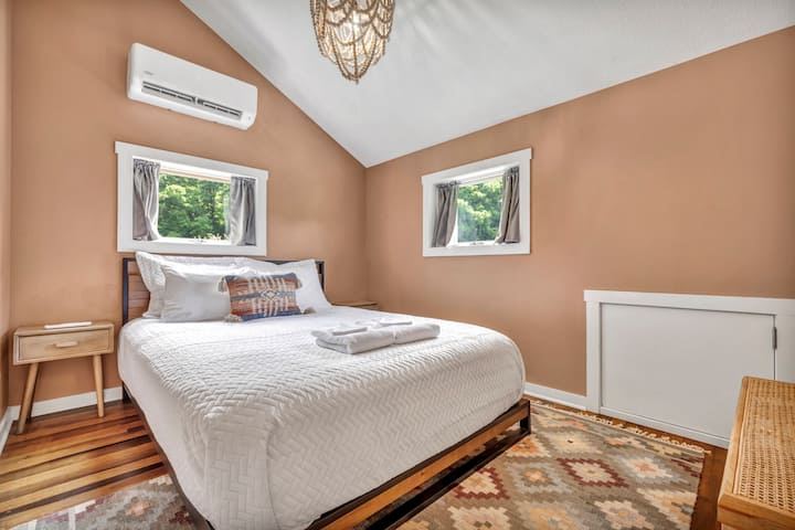 Disfruta de la máxima relajación en este dormitorio sereno y tranquilo, diseñado para una noche de sueño reparador. Cuenta con una cómoda cama tamaño queen y un aire acondicionado de tipo split para garantizar una estancia fresca y acogedora.