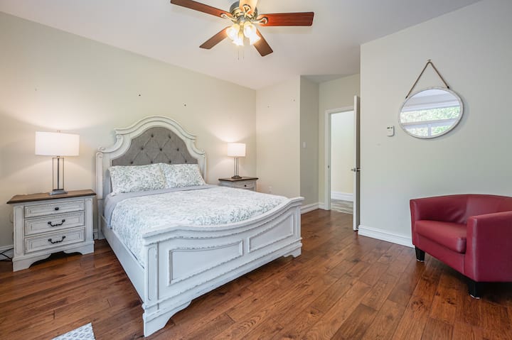 לישון בשקט בחדר השינה הראשי עם עיצוב אלגנטי וגישה לחדר רחצה צמוד - אידיאלי לזוגות בנופש שקט בקוטג'.