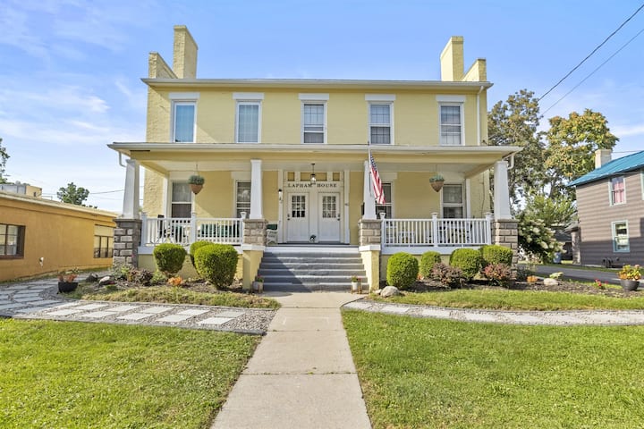 City Of Canandaigua | Finger Lakes | King Bed - Canandaigua, NY