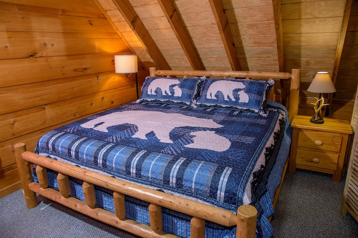 加大双人床，上层阁楼卧室配有两张床头柜。