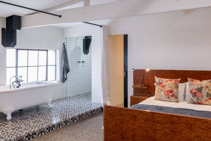 Spacious Loft Living gallery image 4