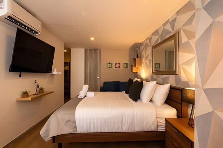 Chumba kikuu cha kulala kinatoa starehe na starehe na televisheni ya Samsung ya inchi 85, dawati kubwa, kiyoyozi, luva za kuzima na mapazia ya kifahari. Kitanda cha kifahari cha Queen kilicho na mashuka ya kifahari ni bora kwa ajili ya kupumzika baada ya kuchunguza.