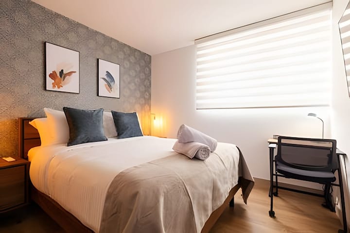 Chumba cha 2 cha kulala kina kitanda chenye starehe cha Double, televisheni mahiri ya kisasa ya inchi 65 ya samsung, dawati lenye taa moja na kiyoyozi kipya kabisa. 