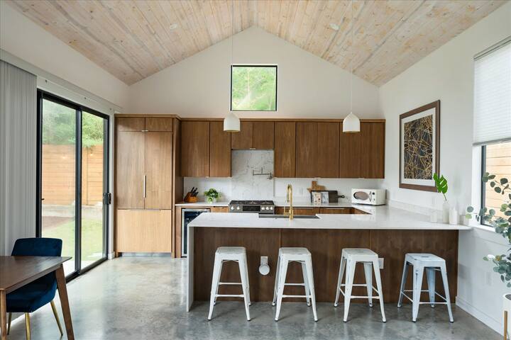 Bouldin Villa + Cold Plunge Pool-La Casa Barton! gallery image 4