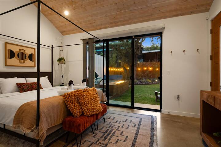 Bouldin Villa + Cold Plunge Pool-La Casa Barton! gallery image 3