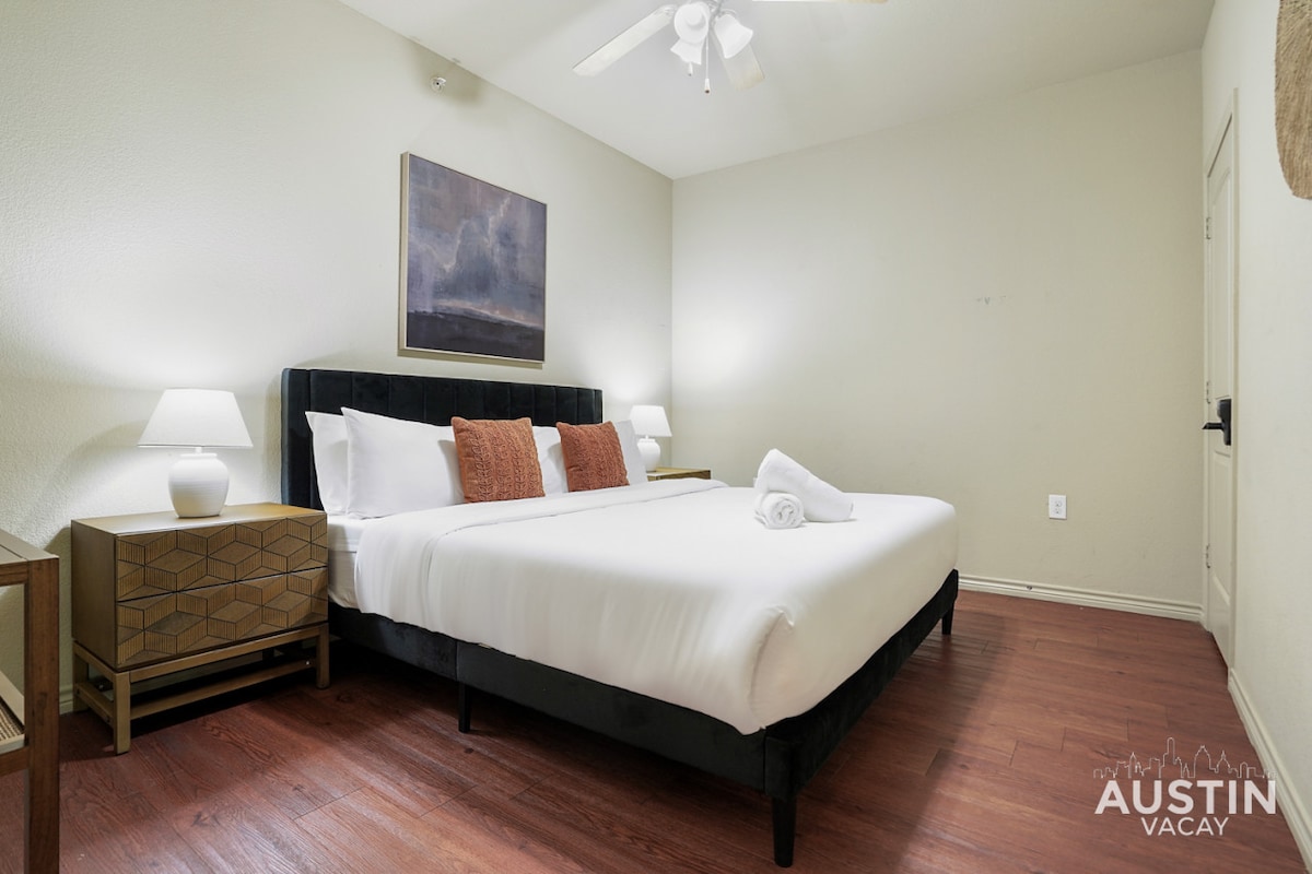 Chumba cha kulala cha mfalme na mashuka ya kifahari ya hoteli na kabati