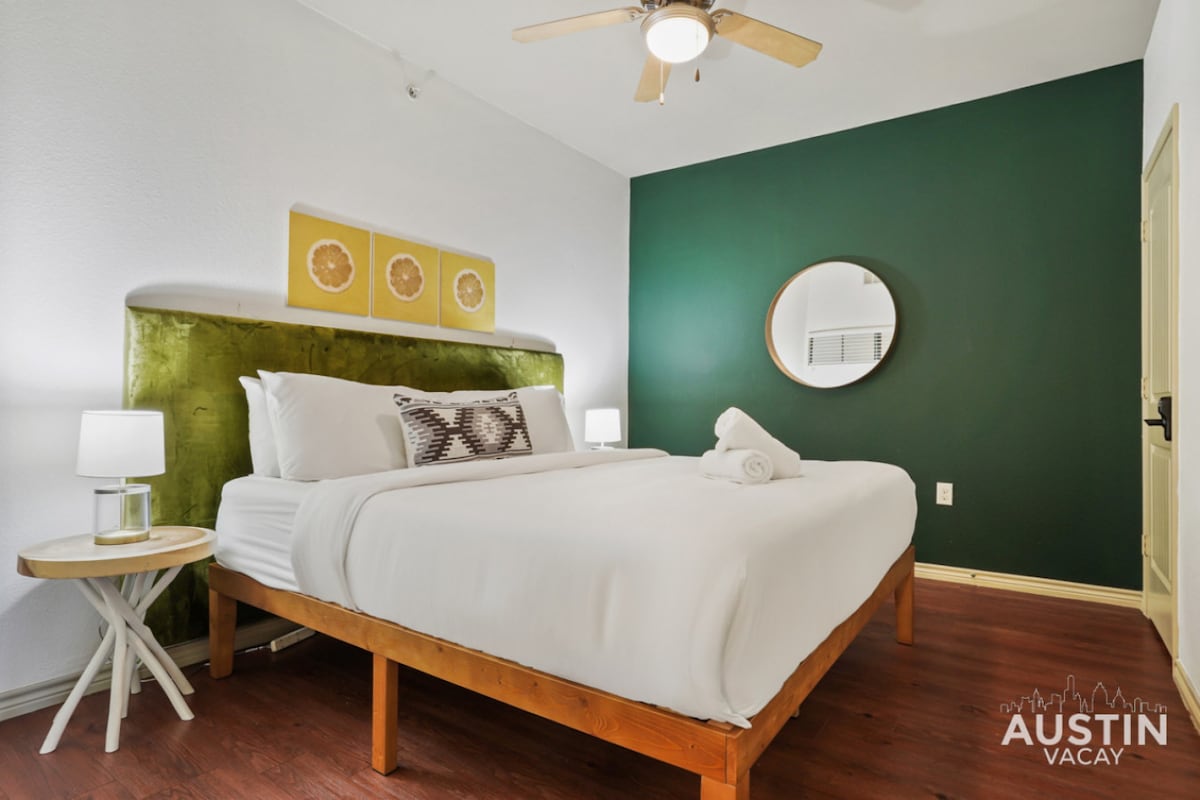 Chumba cha kulala cha King kilicho na mashuka yenye ubora wa hoteli ya kifahari