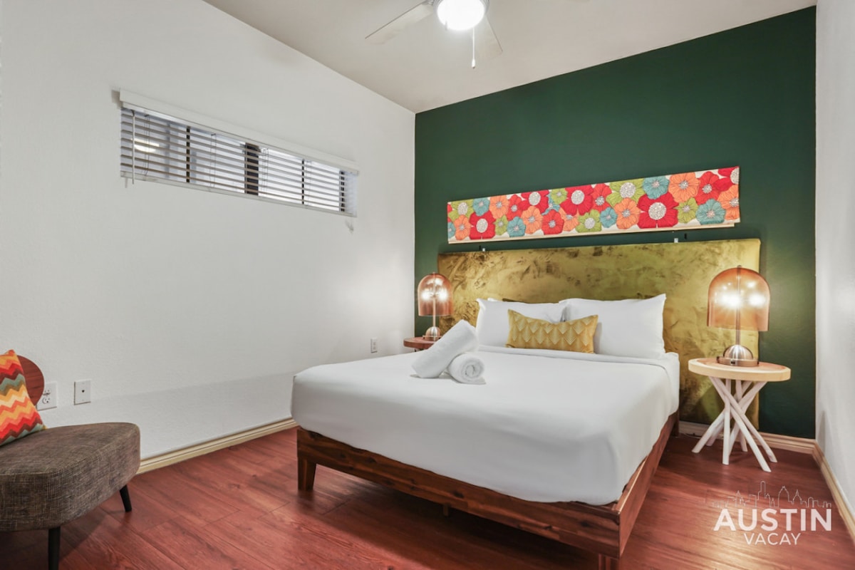 Chumba cha kulala cha Malkia na vitambaa vya kifahari vya hoteli na kabati