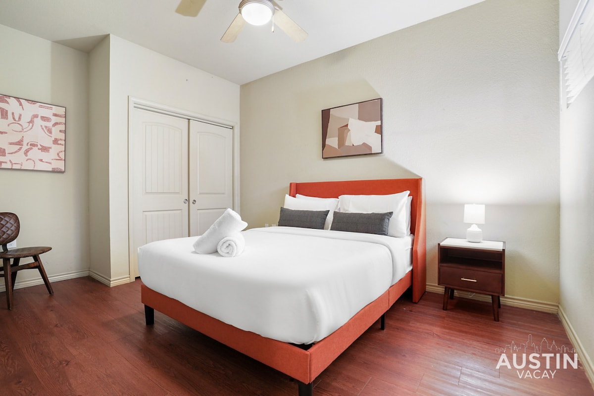 Chumba cha kulala cha Malkia na vitambaa vya kifahari vya hoteli na kabati