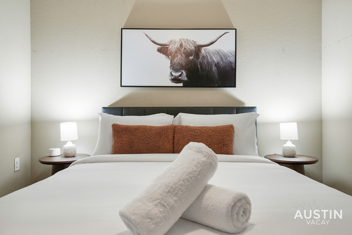 Chumba cha kulala cha Malkia na vitambaa vya kifahari vya hoteli na kabati