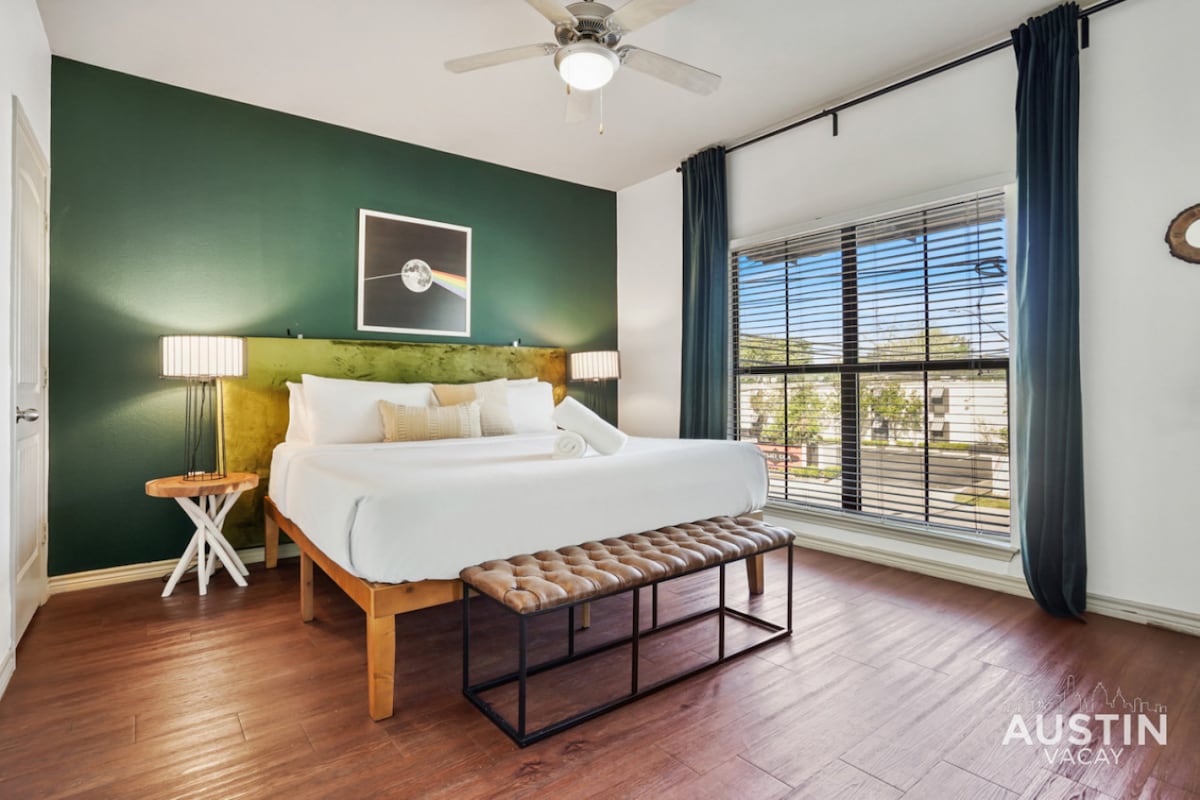 Chumba cha kulala cha mfalme na mashuka ya kifahari ya hoteli na kabati