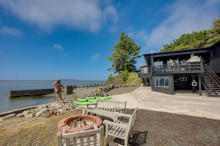 Waterfront Coos Bay Retreat w/ Sauna!