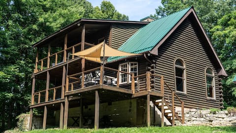 Cozy 2 bedroom cabin nestled in wooded hideaway