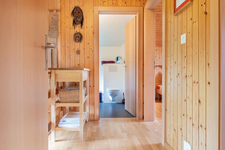 Დერეფანი სააბაზანოს ხედით